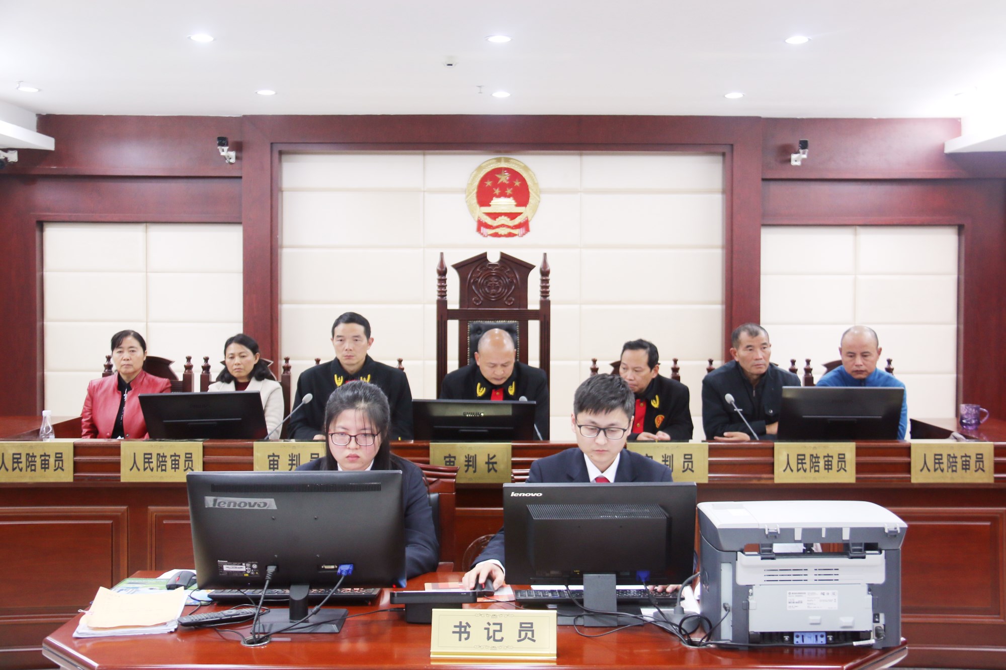 合议庭.JPG
