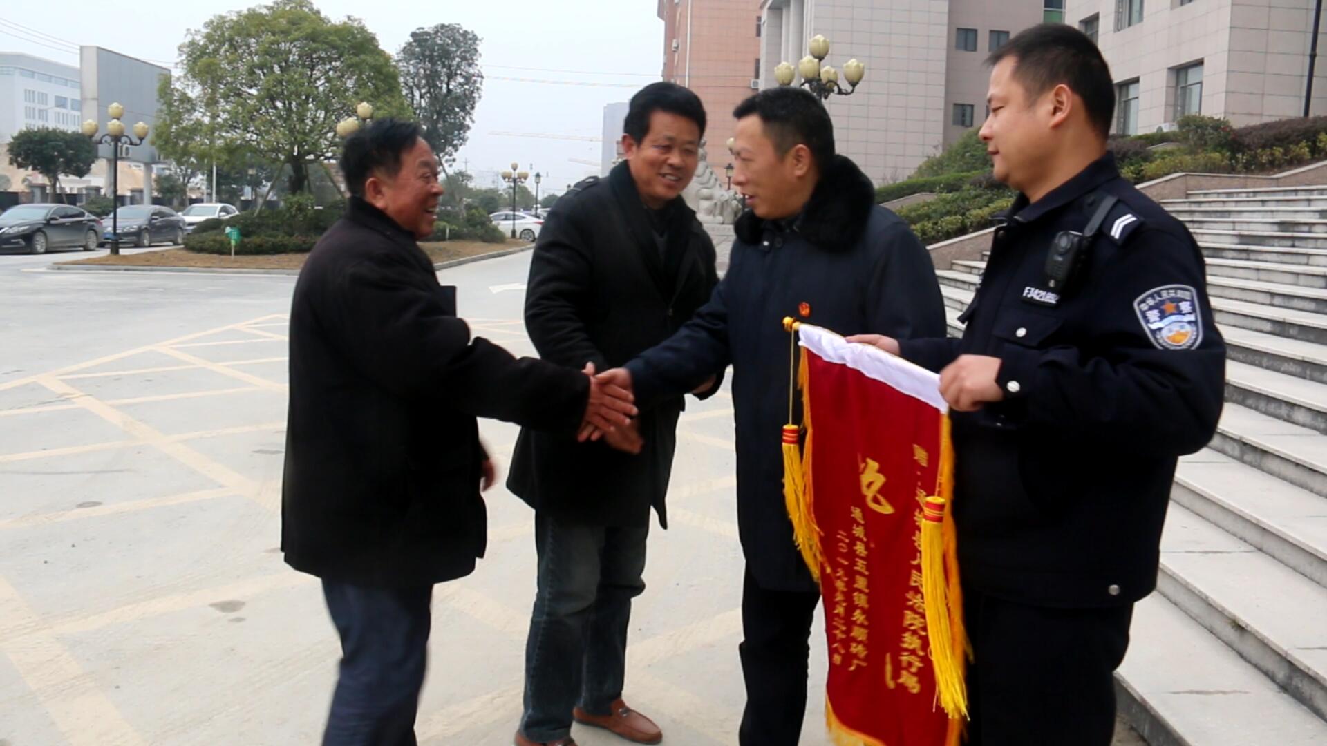 送锦旗.jpg